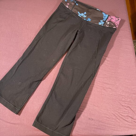 Lululemon Gather & Crow Crop *Full-On Luon Black / Petal Pop Multi - Size 4 - Picture 2 of 8
